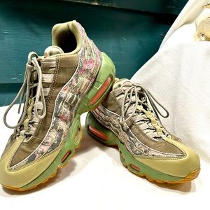 Women’s Nike Air Max Hiking? High Top Athletic Shoes, Green/Pink, Size 7.5